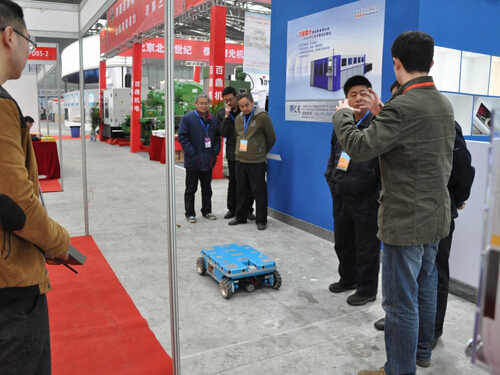九游电子_九游(中国)参加2015中国西部国际装备制造业博览会-技术人员向观众讲解九游电子_九游(中国)-2.jpg